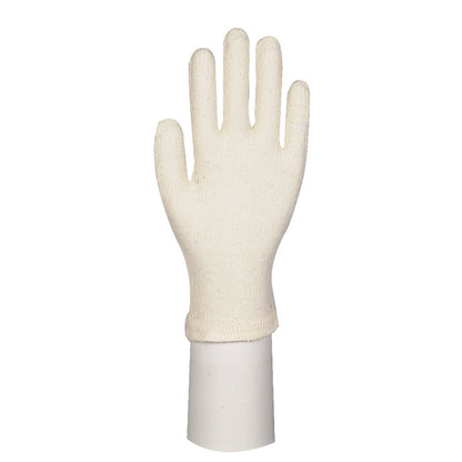 Egyetlen krémszínű pamutkesztyű ujjal az Abena Re-Seller GmbH-tól egy hengeres fehér állványon áll egy egyszerű háttér előtt. Ez az egyszerű ötujjú kesztyű ideális kertészkedéshez vagy munkavédelemhez.