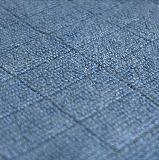 Nahaufnahme des Arcora Floor-Clean Microfaser Bodentuchs von Arcora International GmbH: eine Stoffoberfläche mit einem Gitter aus kleinen, erhabenen blaugrauen Quadraten, ideal für die Bodenreinigung. Die Packung enthält 10 Stück.