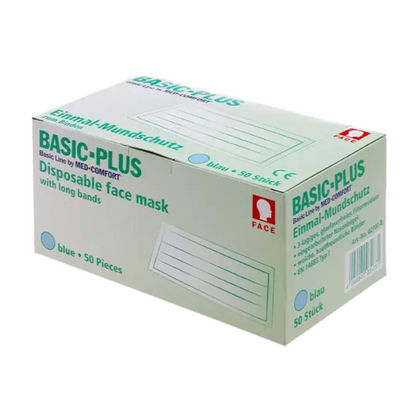 Egy fehér doboz „AMPri BASIC-PLUS OP Maske 3-lg. Typ II zum Binden“ az AMPri Handelsgesellschaft mbH-tól, amely 50 darab hosszú szalaggal ellátott maszkot tartalmaz. A doboz angol és német nyelvű szöveget tartalmaz, az oldalán pedig egy kék arcmaszk képe látható.