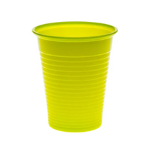 Ein einzelner gelber Kunststoffbecher aus der Serie AMPri Dental PP Mundspülbecher 180 ml, der häufig als Einweg-Mundspülbecher in Zahnarztpraxen verwendet wird, ist auf einem schlichten weißen Hintergrund abgebildet.