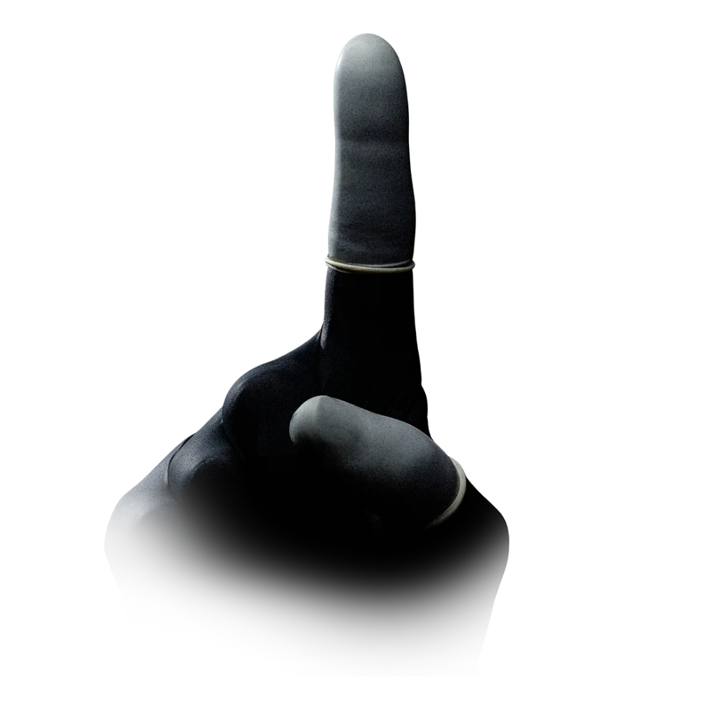 Egy fekete-fehér kép egy kézről, amely kinyújtott mutatóujjával felfelé mutató gesztust tesz. Úgy tűnik, hogy a kéz egy vékony, világos gyűrűt visel a középső ujján, amely az AMPri MED-COMFORT latex ujjvédőkre utal, amelyek különböző méretekben kaphatók. A háttér fehér, és a kép alsó része fehérbe megy át, ami egy színátmenet hatást kelt. A termék az AMPri Handelsgesellschaft mbH-tól származik, és 100 darabos csomagban kapható.