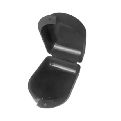 Egy stílusos fekete nyitott egércsapda állomás tartós polipropilénből, félkör alakú fedéllel és aljjal. Úgy tervezték, hogy a csalit biztonságosan tartsa a belső rekeszében, hasonlóan egy AMPri PP Dental fogszabályzó dobozhoz.