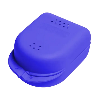 Az AMPri PP Dental fogszabályzó doboz gyerekeknek, különböző színekben kapható és 90 x 60 x 45 cm méretben, egy kék, téglalap alakú tárolódoboz felnyitható fedéllel tartós polipropilénből. Kis szellőzőnyílásokkal rendelkezik a tetején, és tökéletesen alkalmas tartósságra és funkcionalitásra.