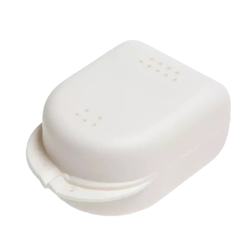 Ez az AMPri PP Dental fogszabályzó doboz gyerekeknek 90 x 60 x 45 cm méretben, amelyet az AMPri Handelsgesellschaft mbH kínál, egy fehér, téglalap alakú polipropilén tartály felnyitható fedéllel és kis szellőzőnyílásokkal a tetején és az oldalakon, ami ideálissá teszi tárolásra vagy szállításra. Különböző színekben kapható és 14 darabos készletben csomagolva.