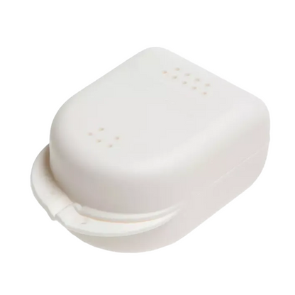 Ez az AMPri PP Dental fogszabályzó doboz gyerekeknek 90 x 60 x 45 cm méretben, amelyet az AMPri Handelsgesellschaft mbH kínál, egy fehér, téglalap alakú polipropilén tartály felnyitható fedéllel és kis szellőzőnyílásokkal a tetején és az oldalakon, ami ideálissá teszi tárolásra vagy szállításra. Különböző színekben kapható és 14 darabos készletben csomagolva.