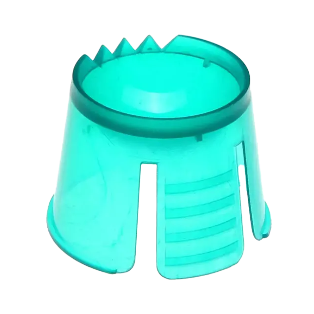 Eine türkisfarbene Sandburgform aus robustem Polypropylen hat eine zylindrische Form mit offener Oberseite. Sie hat an einer Seite einen kleinen gezackten Rand und an der Unterseite drei vertikale Schlitze. Sie ähnelt dem Einweg-Dappenbehälter aus PP von AMPri, der zum Portionieren und Mischen von Dentalmaterialien verwendet wird.