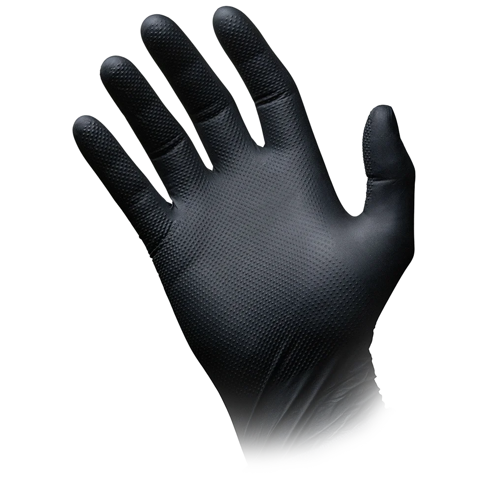 Der schwarze Chemikalienschutzhandschuh AMPri SolidSafety High Grip aus Nitril von AMPri Handelsgesellschaft mbH verfügt über eine strukturierte Grifffläche an Handfläche und Fingern. Dieser professionelle Handschuh auf weißem Hintergrund sorgt für Sicherheit und Präzision.