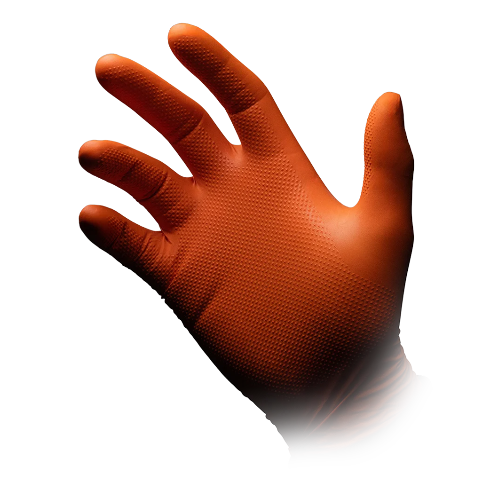Eine Detailaufnahme einer rechten Hand mit einem orangefarbenen AMPri SolidSafety High Grip Nitril-Chemikalienschutzhandschuh vor weißem Hintergrund. Diese unsterilen Handschuhe der AMPri Handelsgesellschaft mbH verfügen über ein gepunktetes Handflächendesign für hervorragenden Halt.