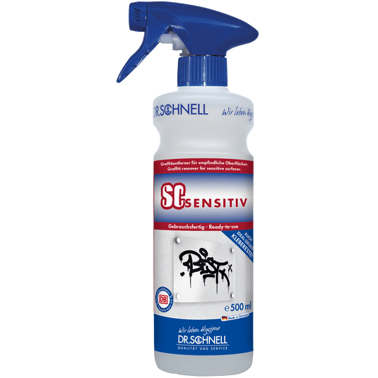 Egy 500 ml-es, kék fúvókával ellátott DR.SCHNELL SC SENSITIV graffitieltávolító spray érzékeny felületekhez, amelyen a termékadatokat tartalmazó címke és egy falon látható graffiti látható.