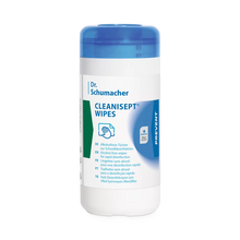 Egy fehér hengeres tartály kék fedéllel és "Dr. Schumacher Cleanisept Wipes Schnelldesinfektion" felirattal a Dr. Schumacher GmbH-tól alkoholtartalmú kendőket tartalmaz felületek gyors fertőtlenítéséhez.