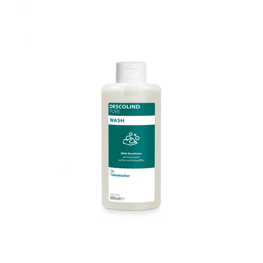 A Dr. Schumacher GmbH által gyártott Dr. Schumacher Descolind Pure Wash tisztítókrém (500 ml) fehér műanyag flakona, zöld-fehér címkével, egy egyszerű, világosszürke háttér előtt látható. Ez a bőr pH-értékéhez igazodó, parfümmentes tisztítókrém ideális az érzékeny bőr számára.