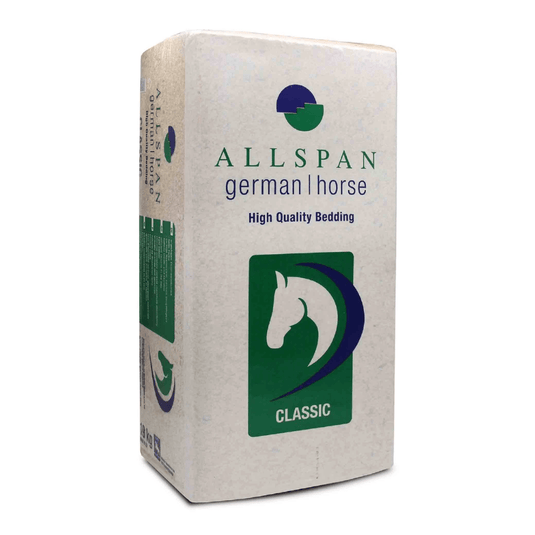 Az Allspan German Horse Classic faforgács alomcsomagján zöld-kék lófej-logó látható, amelyen a „CLASSIC” felirat fehér betűkkel szerepel zöld háttér előtt. Ez a túlnyomórészt fehér, téglalap alakú csomag zöld és kék díszítéssel pormentes alomot tartalmaz a legnagyobb kényelem érdekében.