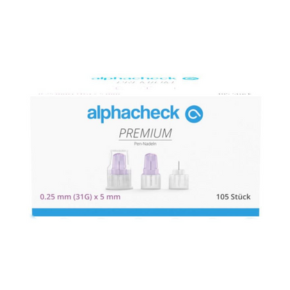 Egy fehér doboz az „Alphacheck PREMIUM Pen-Nadeln, verschiedene Größen” felirattal és kék logóval. 105 darab Pen-Nadeln található benne, méreteik 0,25 mm (31G) x 5 mm az inzulin beadásához. Az elülső oldalon három Pen-Nadeln látható, amelyek minimális fájdalmat okoznak az alkalmazás során. A „105 Stück” felirat a darabszámot jelzi. A termék a Berger Med GmbH-tól származik.