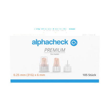Egy fehér doboz az „Alphacheck PREMIUM Pen-Nadeln, verschiedene Größen” felirattal, három Pen-Nadeln képével a Berger Med GmbH-tól. A szöveg a méreteket 0,25 mm (31G) x 6 mm-ben és a mennyiséget 105 darabban adja meg, az inzulin beadásának kényelmére tervezve.