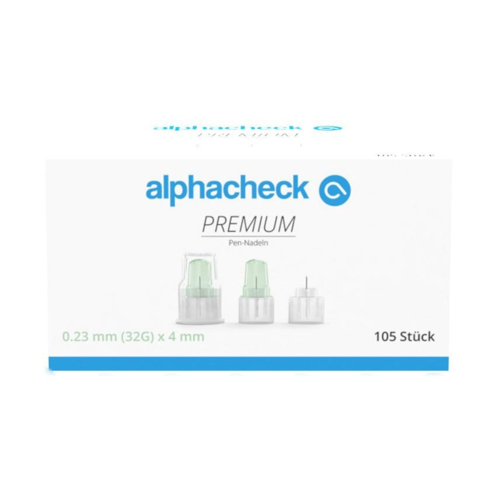 Egy fehér doboz az „Alphacheck PREMIUM Pen-Nadeln, verschiedene Größen” felirattal, zöld-kék dizájnnal, amelyet az inzulin beadásakor minimális fájdalomra terveztek. 105 darabot tartalmaz, méreteik 0,23 mm (32G) x 4 mm. Az elülső oldalon három Pen-Nadeln látható a Berger Med GmbH-tól.