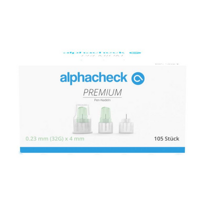 Egy fehér doboz az „Alphacheck PREMIUM Pen-Nadeln, verschiedene Größen” felirattal, zöld-kék dizájnnal, amelyet az inzulin beadásakor minimális fájdalomra terveztek. 105 darabot tartalmaz, méreteik 0,23 mm (32G) x 4 mm. Az elülső oldalon három Pen-Nadeln látható a Berger Med GmbH-tól.