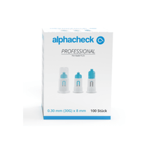 Egy doboz Alphacheck Professional Pen-tű PLUS, különböző méretekben. A kék díszítésű fehér doboz 100 darab steril, 0,30 mm (30G) x 8 mm-es tűt tartalmaz inzulinbeadásokhoz. Az előlapon három Pen-tű ábrázolása látható, kék és fekete színű felirattal a Berger Med GmbH-tól.