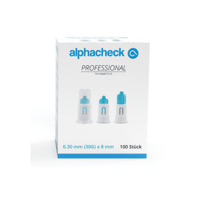 Egy doboz Alphacheck Professional Pen-tű PLUS, különböző méretekben. A kék díszítésű fehér doboz 100 darab steril, 0,30 mm (30G) x 8 mm-es tűt tartalmaz inzulinbeadásokhoz. Az előlapon három Pen-tű ábrázolása látható, kék és fekete színű felirattal a Berger Med GmbH-tól.