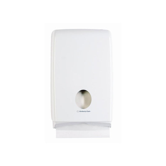 A Kimberly-Clark GmbH Aquarius™ Slimfold™ hajtogatott törülköző-adagolója egy fehér, falra szerelhető törülköző-adagoló, kerek nyílással, amelyből a törülközőt alulról egyenként lehet kivenni – tökéletes választás modern helyiségekbe.