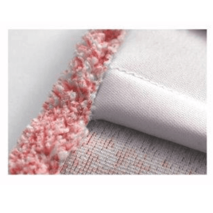 Az Arcora International GmbH Arcora Micro Red – Fc termékének közelképe (borító nélkül): rózsaszín és fehér textúrájú szegéllyel ellátott szövet, kiváló szennyeződésfelvevő képességű mikroszálas fonal, fehér varratok és finoman szőtt felület. A doboz 50 darabot tartalmaz.