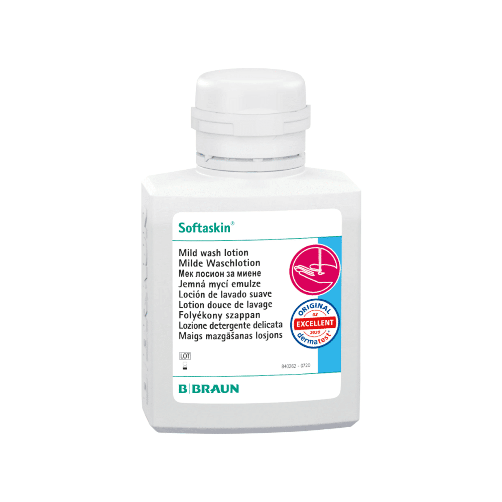 Egy fehér flakonon a „B. Braun Softaskin® Waschlotion” felirat olvasható, és a többnyelvű szöveg enyhe, környezetbarát mosakodókrémként írja le a terméket. A flakonon egy minőségi pecsét látható, az alján pedig a „B. Braun Deutschland GmbH & Co. KG” név van nyomtatva, amely garantálja, hogy a krém mikroplasztikmentes.