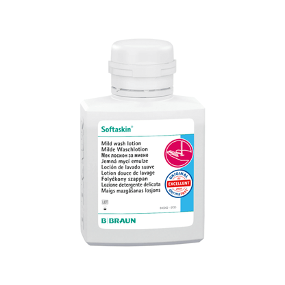 Egy fehér flakonon a „B. Braun Softaskin® Waschlotion” felirat olvasható, és a többnyelvű szöveg enyhe, környezetbarát mosakodókrémként írja le a terméket. A flakonon egy minőségi pecsét látható, az alján pedig a „B. Braun Deutschland GmbH & Co. KG” név van nyomtatva, amely garantálja, hogy a krém mikroplasztikmentes.