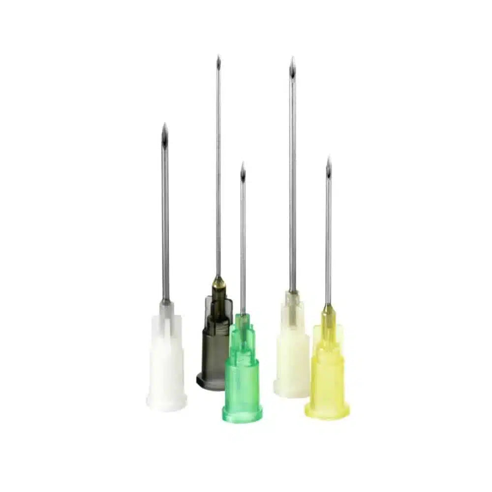 A képen öt B. Braun Sterican® egyszer használatos tű látható vérvételhez, különböző méretűek és színes műanyag hüvelyekkel fehér, szürke, zöld és sárga színben. Ezek az egyszer használatos tűk a B. Braun Deutschland GmbH & Co. KG-tól rendezett, függőleges helyzetben vannak elhelyezve egy fehér háttér előtt.