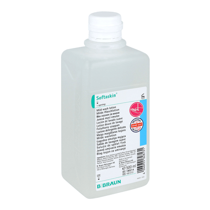 Egy 500 ml-es műanyag flakon a B. Braun Softaskin® Waschlotion számára fehér kupakkal és többnyelvű termékinformációkat tartalmazó címkével rendelkezik. A B. Braun-logó és a „Barrier Effect” szimbólum jól látható, ami garantálja a flakon mikroplasztikmentességét és környezetbarátságát. A márka a B. Braun Deutschland GmbH & Co. KG.