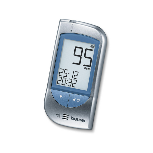 Ein Beurer Blutzuckermessgerät GL 34 mg/dL zeigt auf dem Bildschirm einen Wert von 95 mg/dL an. Unter dem Glukosewert werden das Datum 25-12 und die Uhrzeit 20:32 angezeigt. Das Gerät hat ein silber-blaues Gehäuse mit dem Markennamen „Beurer GmbH“ an der Unterseite, ideal für Diabetiker.