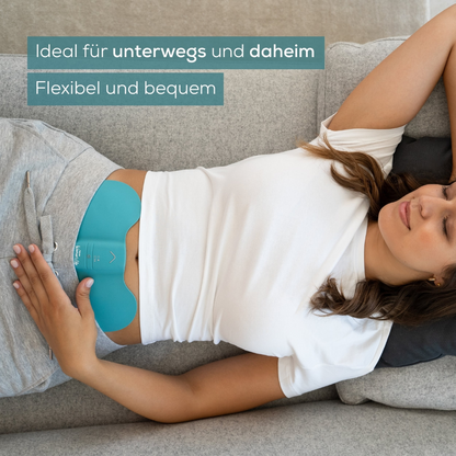 Egy nő csukott szemmel fekszik egy kanapén. Fehér pólót és szürke melegítőnadrágot visel. A hasán egy kék Beurer EM 55 Menstrual Relax+ haskötő található, amely TENS-technológiával enyhíti a menstruációs panaszokat. A német szöveg így szól: „Ideális útközben és otthon. Rugalmas és kényelmes.”