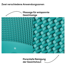 Das Bild zeigt eine Nahaufnahme der Beurer FC 52 Laguna Silikon-Gesichtsbürste der Beurer GmbH in Türkis mit zwei unterschiedlich strukturierten Oberflächen. Die linke Seite mit der Aufschrift „porentiefe Reinigung“ hat feine Borsten für die Tiefenreinigung, während die rechte Seite größere, gewellte Rillen zur Massage aufweist.