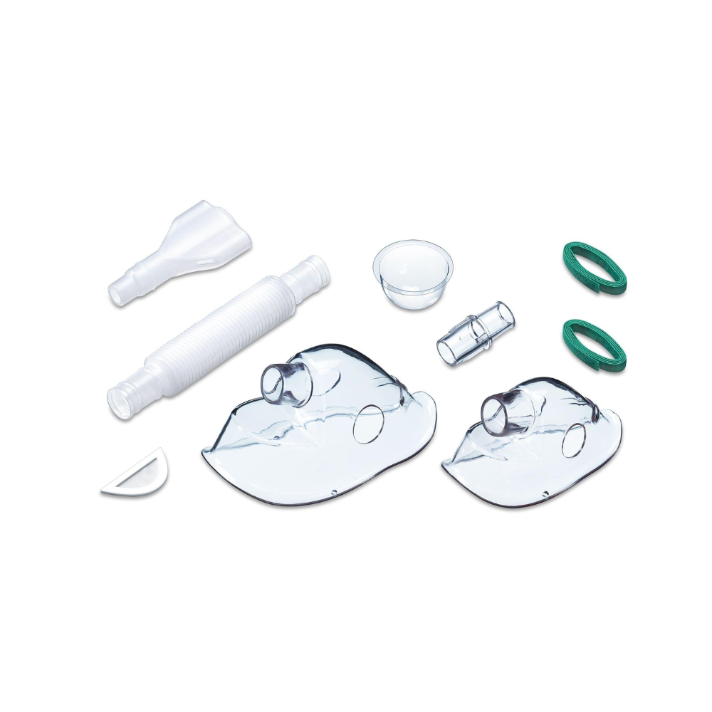 Ausgestellt wird eine Sammlung von Komponenten für medizinische Atemgeräte, darunter zwei transparente Gesichtsmasken, ein flexibler weißer Faltenschlauch, ein kleiner Plastikbecher, ein T-förmiger Anschluss und zwei grüne runde Dichtungen – alles kompatibel mit dem Beurer Yearpack für den Inhalator IH 40 & IH 55 der Beurer GmbH.