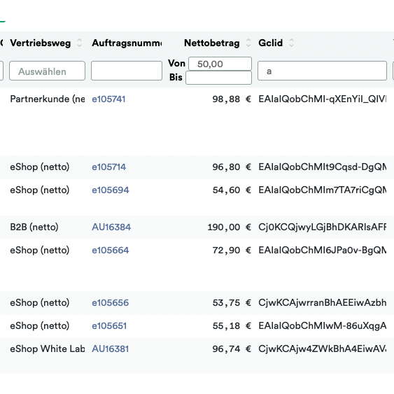 Egy digitális dokumentum képernyőképe, amely tranzakciók listáját mutatja oszlopokkal a kiválasztáshoz, üzlettípushoz, ügyfélazonosítóhoz, összeghez és pénznemhez. Minden sor különböző tranzakciós részleteket mutat az Altran – Weclapp to Google Offline Conversion Upload kapcsán.