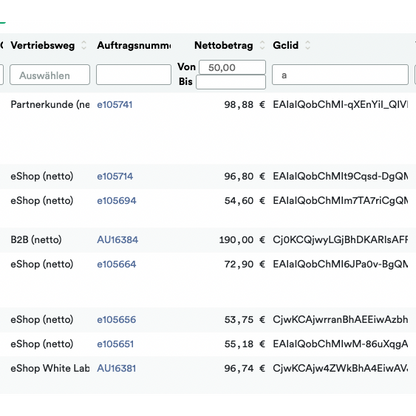 Egy digitális dokumentum képernyőképe, amely tranzakciók listáját mutatja oszlopokkal a kiválasztáshoz, üzlettípushoz, ügyfélazonosítóhoz, összeghez és pénznemhez. Minden sor különböző tranzakciós részleteket mutat az Altran – Weclapp to Google Offline Conversion Upload kapcsán.