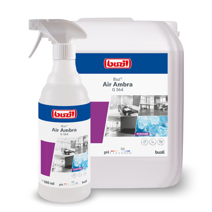 Zwei tartályt mutatunk be tisztítószerekkel: egy permetezőflaskát és egy nagy utántöltő kannát. Mindkettő a „Buzil Buz® Air Ambra G 564 Használatra kész helyiségspray aktív szagblokkolóval” címkét viseli a BUZIL-WERK Wagner GmbH & Co. KG-tól, amelyen tiszta helyiségek és víz látható, valamint egy aktív szagblokkoló a hosszan tartó frissességért.