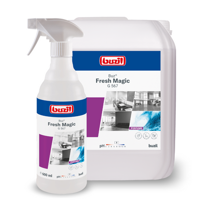 Kiállítva van egy permetezőpalack és egy nagy kiszerelésű Buzil Buz® Fresh Magic G 567, a BUZIL-WERK Wagner GmbH & Co. KG készre kevert szobasprayje, amely aktív szagblokkolóval rendelkezik a hatékony szagtalanítás érdekében. A címkéken egy tiszta konyha és fürdőszoba képei láthatók, valamint a termék pH-értékére és mennyiségére vonatkozó információk.