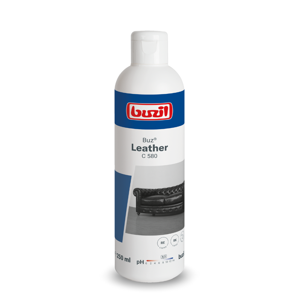 Egy 250 ml-es Buzil Buz® Leather C 580 bőrfelületi intenzív tisztítószert sima bőrre állítanak ki. A címke egy bőrkanapéval hangsúlyozza a termék célját, mint bőrápoló és UV-védő szer. Az üveg főként fehér, kék díszítésekkel, ideális a bútorok hibátlan állapotának megőrzésére, a BUZIL-WERK Wagner GmbH & Co. KG gyártásában.
