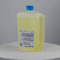 Egy téglalap alakú, átlátszó 500 ml-es CWS szappankrém Best Antibact flakon kék kupakkal és sárga szappannal egy fehér, kerek felületen áll. Az elülső címke kiemeli a bőrápolás előnyeit.