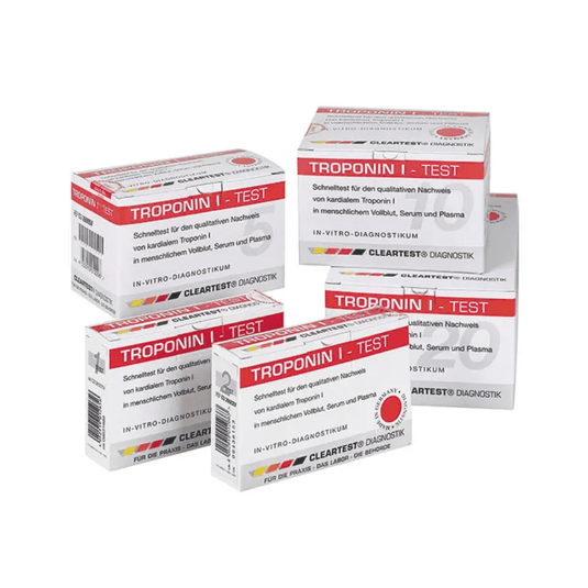 Öt doboz Servoprax GmbH gyártmányú Cleartest® Troponin I teljes vér infarktus-teszt egymás mellett helyezkedik el. A csomagolás főként fehér, piros díszítéssel, és szövegeket tartalmaz az in vitro diagnosztikáról, valamint a Cleartest márkáról, amely az akut koronária szindróma és a szívinfarktus diagnosztizálására specializálódott.