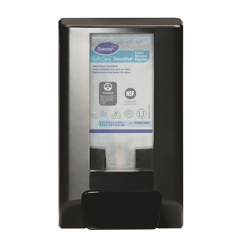 Ein schwarzer Wandspender IntelliCare Spender Manuell 1 Stk. von Diversey Deutschland GmbH & Co. OHG spendet "Soft Care Sensitive Foam" aus einem Nachfüllbeutel mit sichtbaren Produktinfos und Zertifizierungslogos für die hygienische Anwendung auf der Vorderseite.