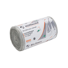 Egy tekercs DEISS First Plus Pcr szemeteszsák 60 liter, 34045 fogantyúval az EMIL DEISS KG (GmbH + Co.) cégtől német írással kiemeli a méreteket és a klímasemleges jelleget. A címke egy szemetes szimbólummal angol és német nyelvű szöveget tartalmaz. Ezek a részben letekert szemeteszsákok 40% PCR-tartalmat tartalmaznak, és környezettudatos felhasználóknak készültek.