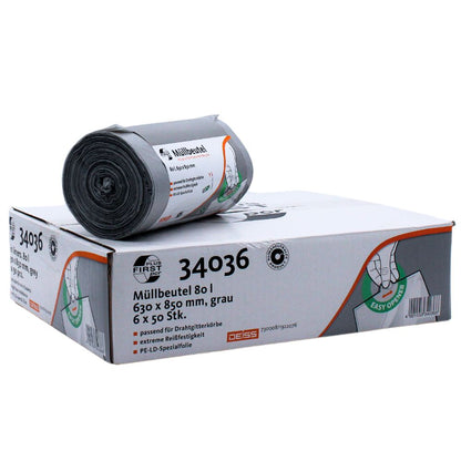 Egy 34043-as számú kartonon egy szürke DEISS First Plus PCR szemeteszsák tekercs található. Az LDPE-ből és fogyasztás utáni újrahasznosított anyagból készült zsákok mérete 63 x 85 cm, és akár 80 literes kapacitással rendelkeznek. Az EMIL DEISS KG (GmbH + Co.) csomagolása egy könnyen nyitható grafikával van ellátva, amely további kényelmet biztosít.
