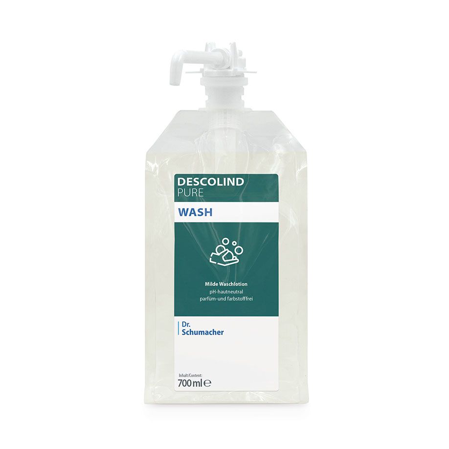 Ein 700-ml-Beutel von Dr. Schumacher DESCOLIND PURE WASH der Dr. Schumacher GmbH mit weißer Pumpe und tealfarbenem Etikett, parfümfreie Waschlotion für empfindliche Haut, zeigt die Hände unter Wasser - ideal für die tägliche Körperpflege.