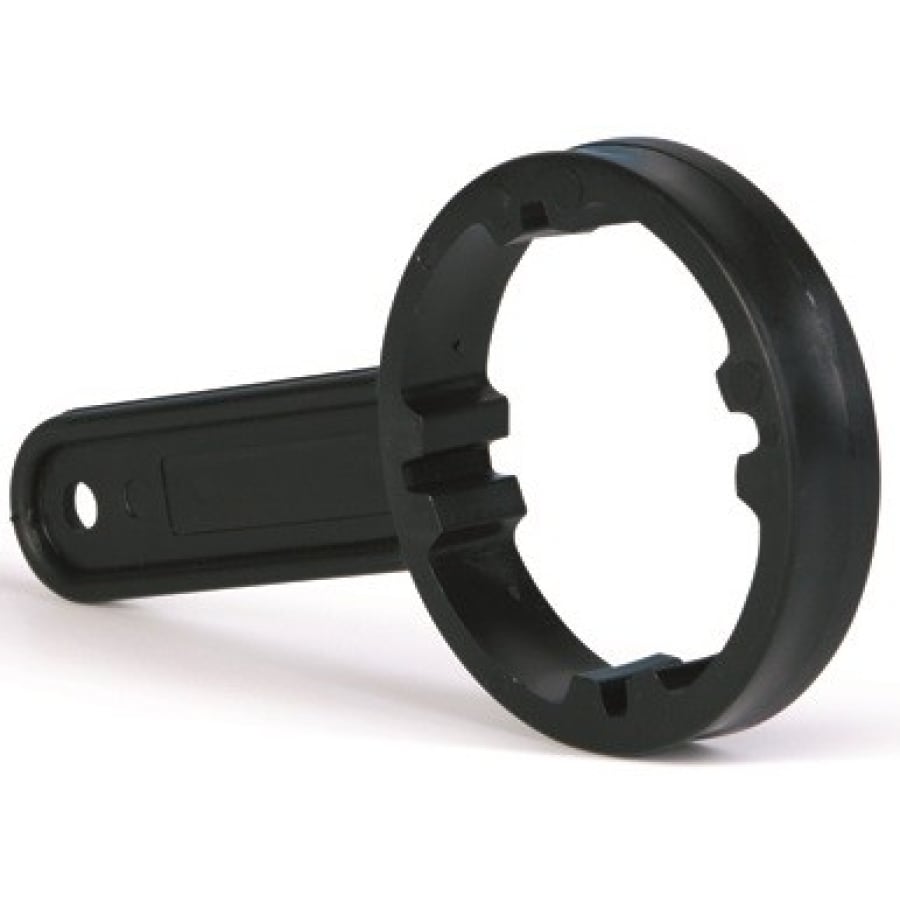 A Dr. Schumacher kannakulcs (1 darab) a Dr. Schumacher GmbH-tól egy fekete műanyag szerszám, amely egy rovátkolt, kerek véggel és egy lapos fogantyúval rendelkezik, ideális kerek rögzítések, például vízszűrő házak oldására. Fehér háttéren ábrázolva.