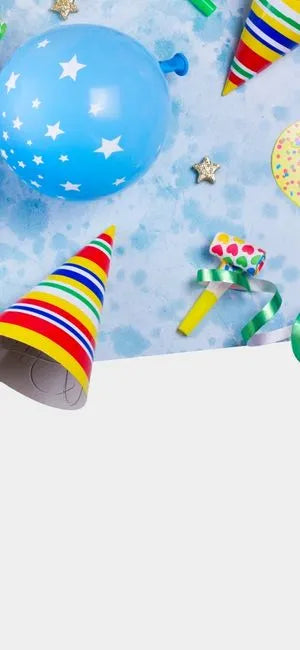 Bunte Partydekoration mit blauem Luftballon mit Sternen, gestreiften Partyhüten, Tröten und Konfetti auf hellem Hintergrund.