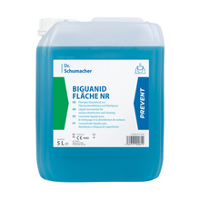Ein 5L Dr. Schumacher Biguanid Fläche NR Flächendesinfektion Flüssigkonzentrat von Dr. Schumacher GmbH mit einer durchscheinend blauen Formel zur effektiven Desinfektion und Reinigung, mit mehrsprachigen Produktdetails auf dem Etikett.