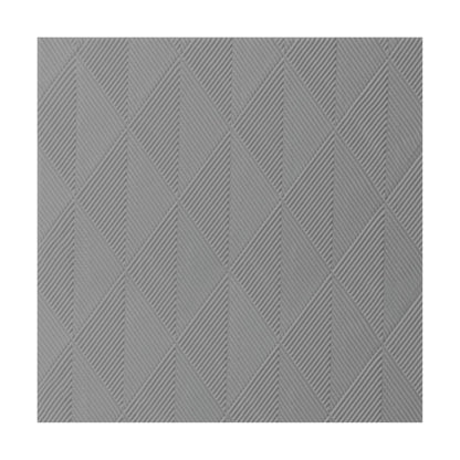 Die flache Oberfläche zeigt ein sich wiederholendes geometrisches Rautenmuster, das durch diagonale Linien in einheitlichem Grau geteilt wird und an den Stil des Elegance-Servietten Crystal 48 x 48 cm 1/4 Falz Crystal der Duni GmbH erinnert.