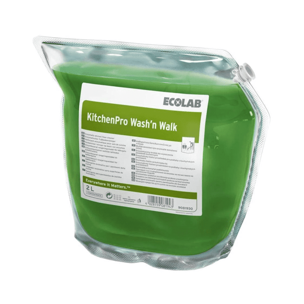 Egy 2 literes Ecolab KitchenPro Wash'n walk konyhapadlótisztító tasak (2000 ml) tiszta zöld folyadékkal, látható utasításokkal és részletekkel. Ideális a zsíros szennyeződések eltávolítására a konyhapadlóról.