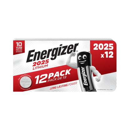 A kép az Energizer CR 2025 3V 163 mAh lítium gombelem csomagolását mutatja | Csomag (12 darab) az Energizer Deutschland GmbH-tól, 12 darabos csomagként megjelölve, hosszan tartó teljesítménnyel. A piros-fehér csomagolás egy elem alakú jelet mutat, és 10 éves élettartamra és gyerekzárra utal.