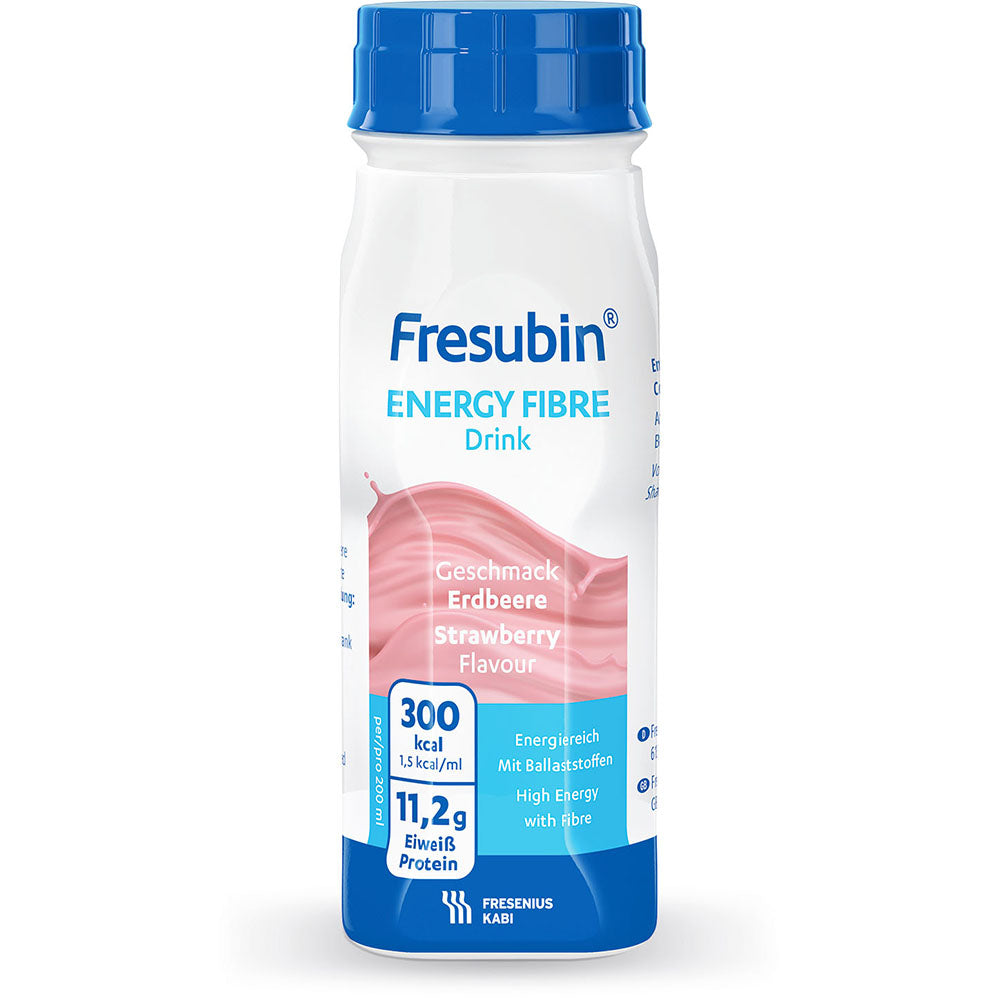 Eine 200-ml-Flasche Fresubin Energy Fibre Drink der Fresenius Kabi Deutschland GmbH mit Ballaststoffzusatz liefert 300 kcal und 11,2 g Eiweiß. Die Flasche hat einen Erdbeergeschmack, einen blauen Verschluss und ein weißes Etikett mit blauer und rosa Schrift.